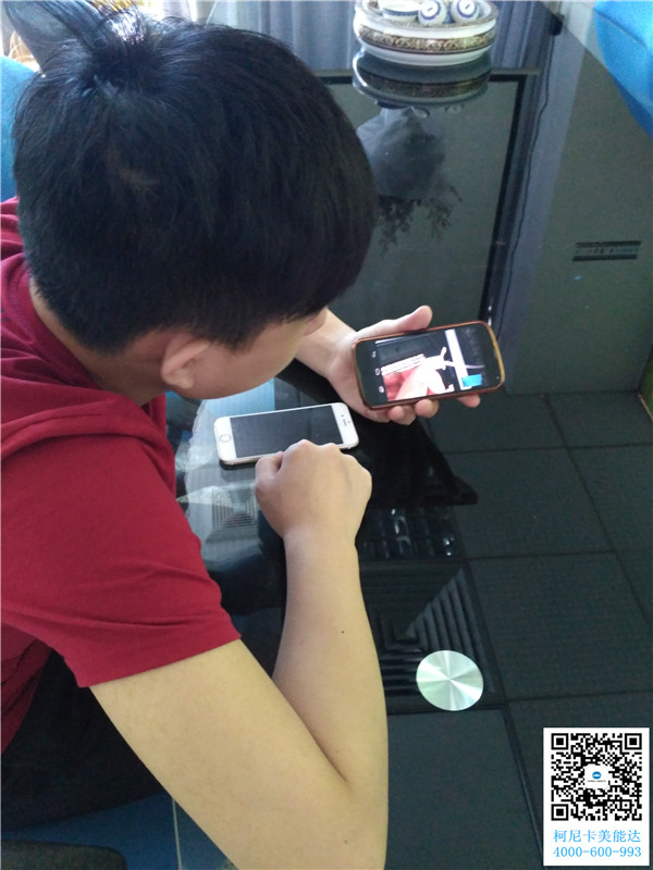 科頤辦公工程師在視頻教客戶安裝柯尼卡美能達246復印機