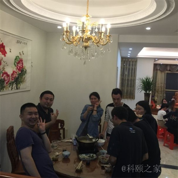 科頤家人一起吃團圓飯，并送上對大家的祝福-科頤辦公