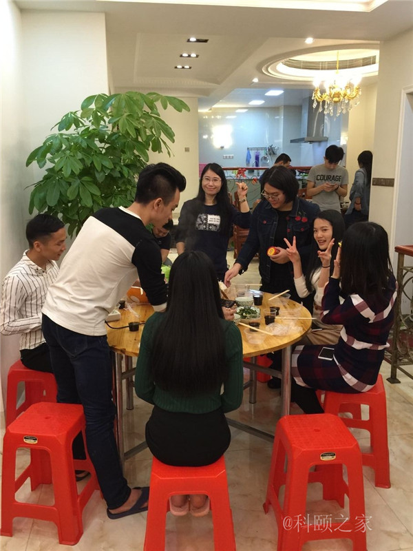 科頤家人一起吃團圓飯，并送上對大家的祝福-科頤辦公
