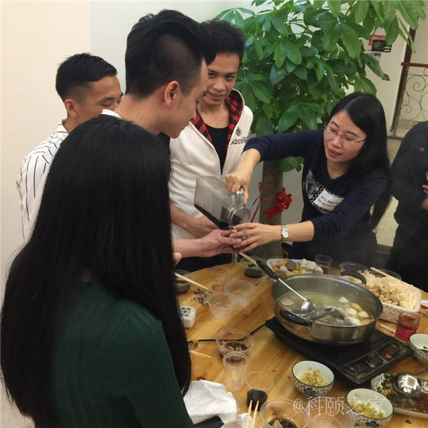 科頤兩位老板過來敬酒，大家苦樂融融-科頤辦公