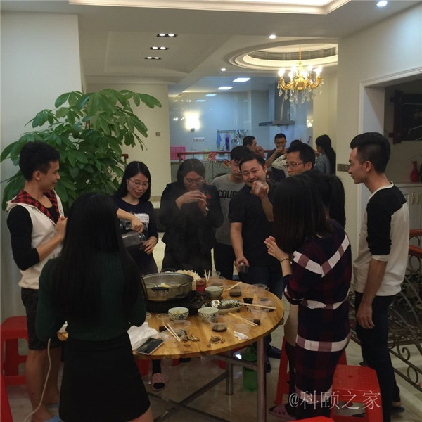 科頤兩位老板過來敬酒，大家苦樂融融-科頤辦公