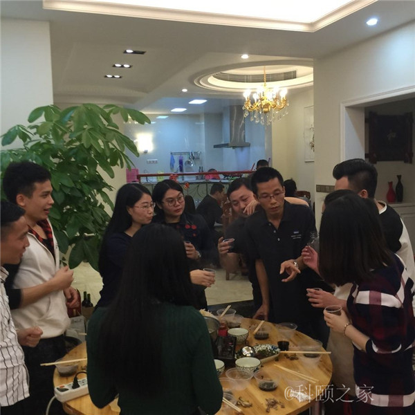 科頤兩位老板過來敬酒，大家苦樂融融-科頤辦公