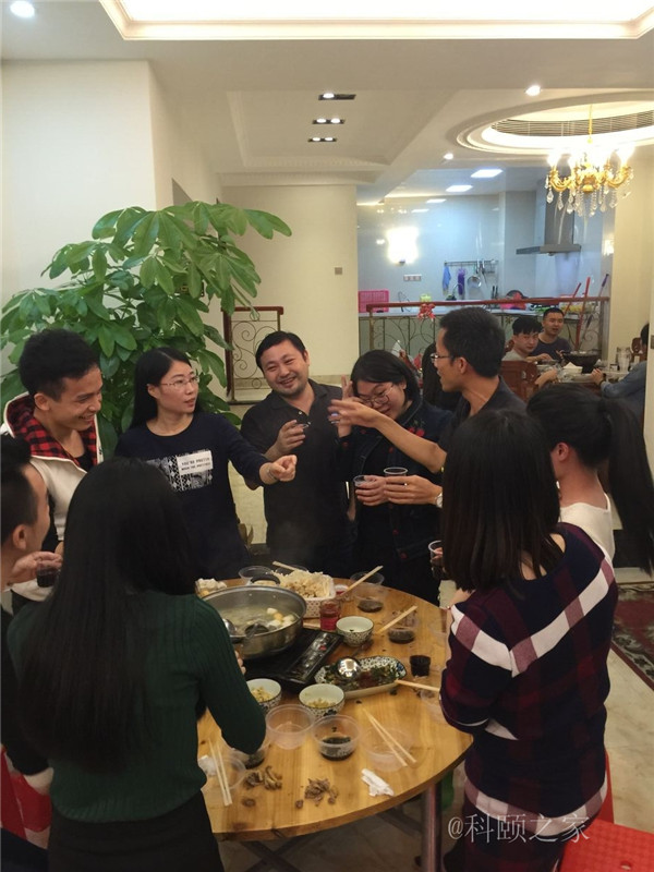 科頤兩位老板過來敬酒，大家苦樂融融-科頤辦公