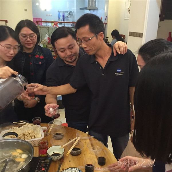 科頤兩位老板過來敬酒，大家苦樂融融-科頤辦公