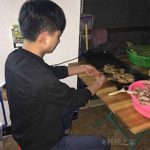 科頤辦公專業修機器的蔡師傅，搖身變專業燒烤師傅了-科頤辦公