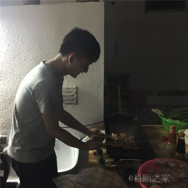 科頤辦公專業修機器的蔡師傅，搖身變專業燒烤師傅了-科頤辦公