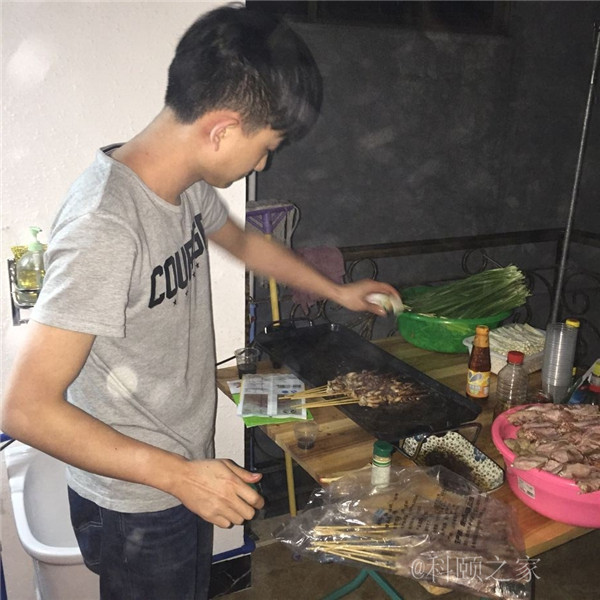 科頤辦公專業修機器的蔡師傅，搖身變專業燒烤師傅了-科頤辦公