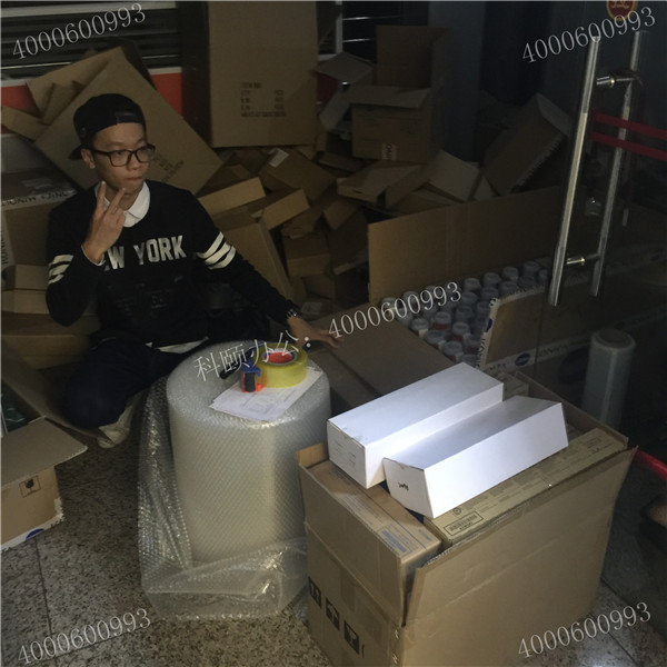 4月11科頤辦公打包現(xiàn)場，隔壁小帥幫忙打包中還不忘來臭美一下