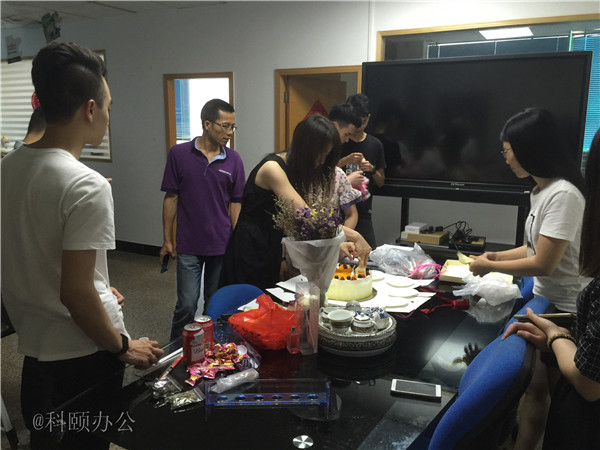 柯尼卡美能達復印機代理商--科頤之家家人一起分享美味的蛋糕 柯尼卡美能達復印機代理商--科頤之家家人一起分享美味的蛋糕