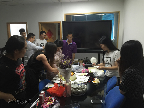 柯尼卡美能達復印機代理商--科頤之家家人一起分享美味的蛋糕 柯尼卡美能達復印機代理商--科頤之家家人一起分享美味的蛋糕