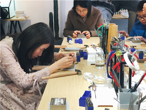 科頤2017年年會(huì)之手工DIY正在制作中...